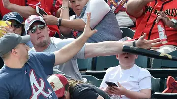 El padre (Shaun Cunningham), salvando a su hijo de un impacto con un bate de béisbol El padre (Shaun Cunningham), salvando a su hijo de un impacto con un bate de béisbol