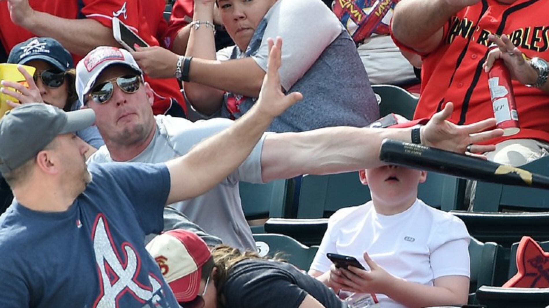 El padre (Shaun Cunningham), salvando a su hijo de un impacto con un bate de b&eacute;isbol