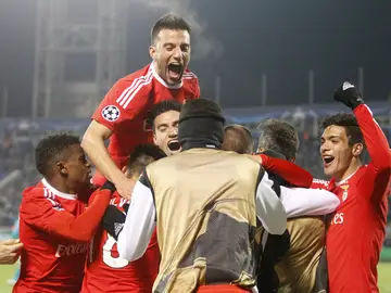 Los jugadores del Benfica celebran el pase a cuartos de final Los jugadores del Benfica celebran el pase a cuartos de final