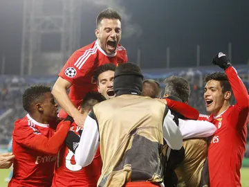 Los jugadores del Benfica celebran el pase a cuartos de final Los jugadores del Benfica celebran el pase a cuartos de final