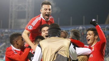 Los jugadores del Benfica celebran el pase a cuartos de final