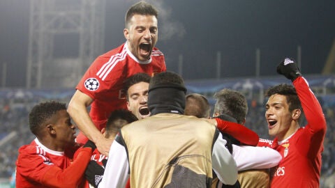 Los jugadores del Benfica celebran el pase a cuartos de final