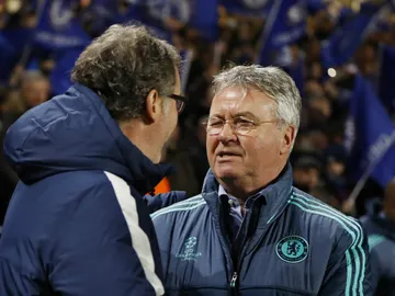 Guus Hiddink saluda a Laurent Blanc antes del encuentro Guus Hiddink saluda a Laurent Blanc antes del encuentro
