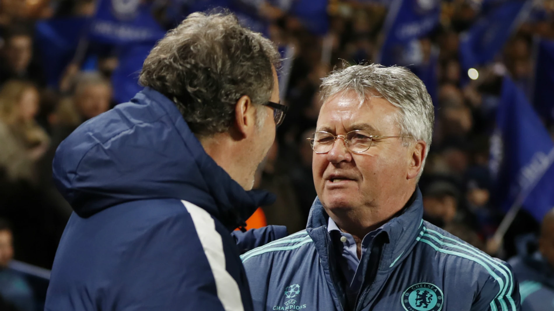 Guus Hiddink saluda a Laurent Blanc antes del encuentro Guus Hiddink saluda a Laurent Blanc antes del encuentro