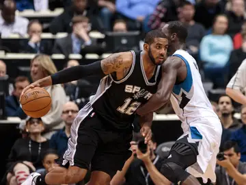 LaMarcus Aldridge conduce el balón en el partido frente a los Timberwolves LaMarcus Aldridge conduce el balón en el partido frente a los Timberwolves