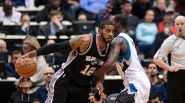 LaMarcus Aldridge conduce el balón en el partido frente a los Timberwolves