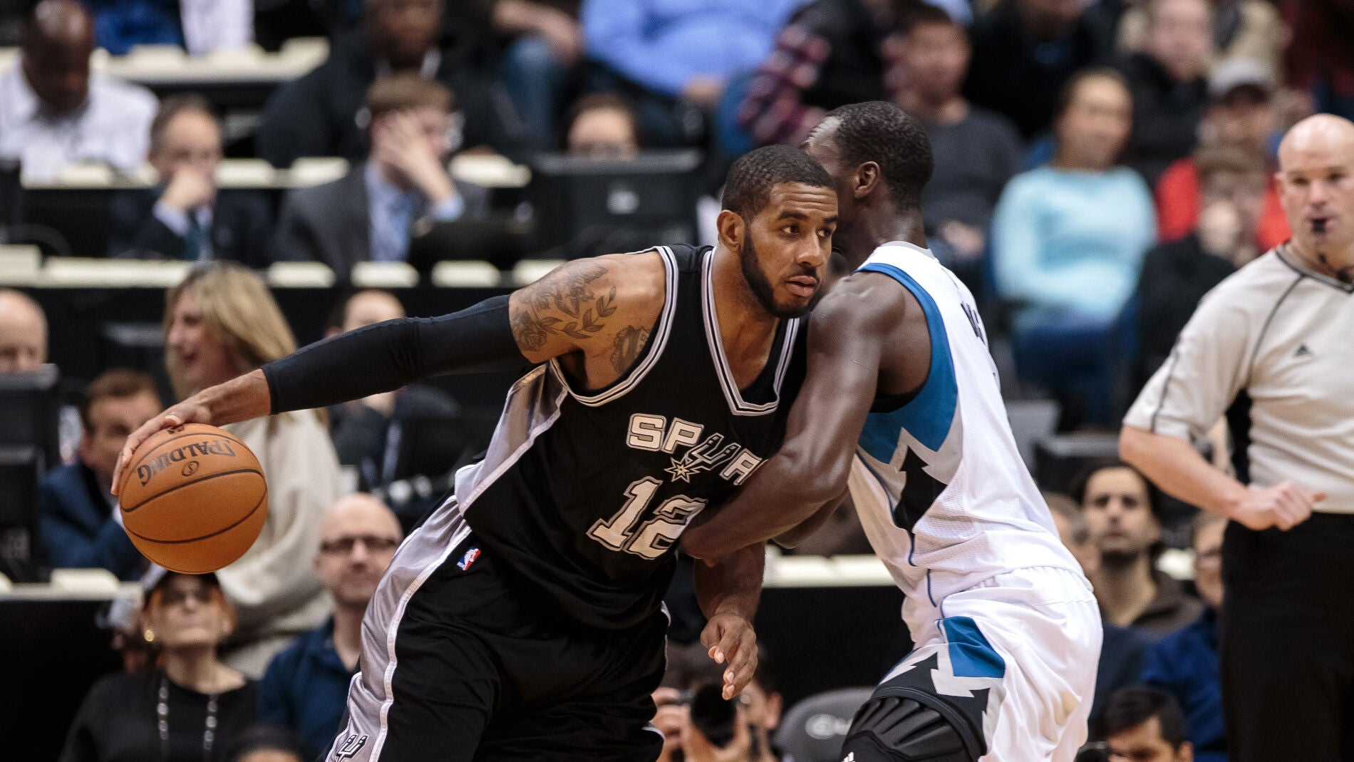 LaMarcus Aldridge conduce el bal&oacute;n en el partido frente a los Timberwolves