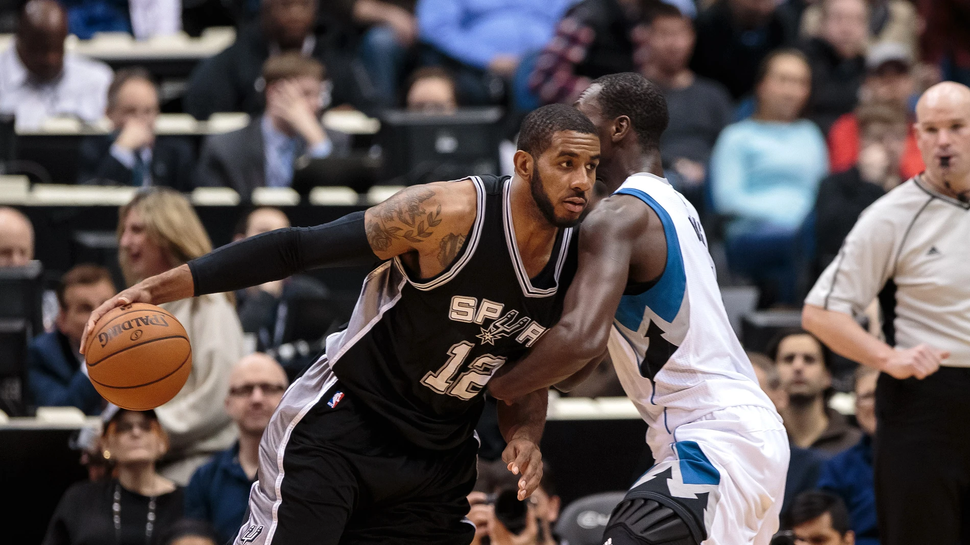 LaMarcus Aldridge conduce el balón en el partido frente a los Timberwolves LaMarcus Aldridge conduce el balón en el partido frente a los Timberwolves