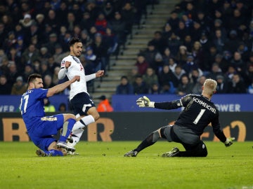 Nacer Chadli dispara a la portería del Leicester City Nacer Chadli dispara a la portería del Leicester City
