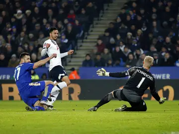 Nacer Chadli dispara a la portería del Leicester City Nacer Chadli dispara a la portería del Leicester City