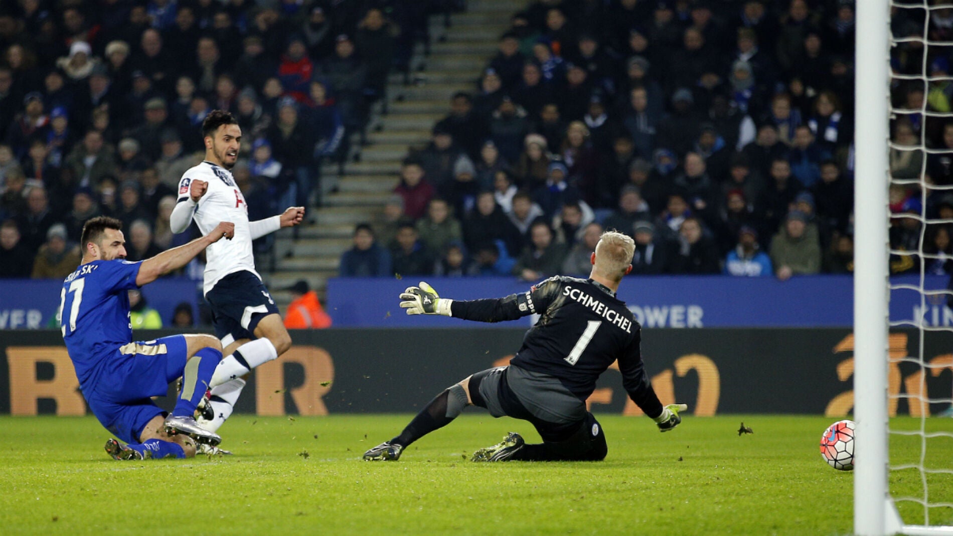 Nacer Chadli dispara a la porter&iacute;a del Leicester City