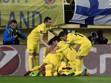 Los jugadores del Villarreal celebran el gol de Bakambu ante el Leverkusen Los jugadores del Villarreal celebran el gol de Bakambu ante el Leverkusen