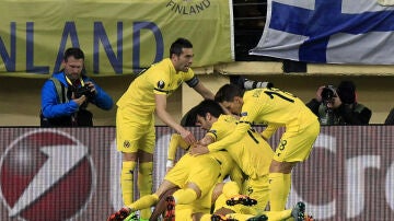 Los jugadores del Villarreal celebran el gol de Bakambu ante el Leverkusen