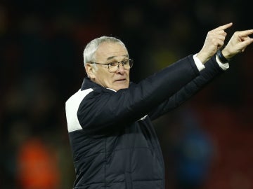 Claudio Ranieri da indicaciones desde la banda durante un partido del Leicester