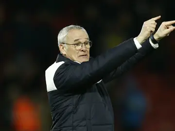 Claudio Ranieri da indicaciones desde la banda durante un partido del Leicester Claudio Ranieri da indicaciones desde la banda durante un partido del Leicester