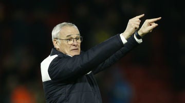 Claudio Ranieri da indicaciones desde la banda durante un partido del Leicester
