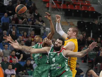 Bourosis, el MVP del partido, peleando por un rebote ante el Khimki Bourosis, el MVP del partido, peleando por un rebote ante el Khimki