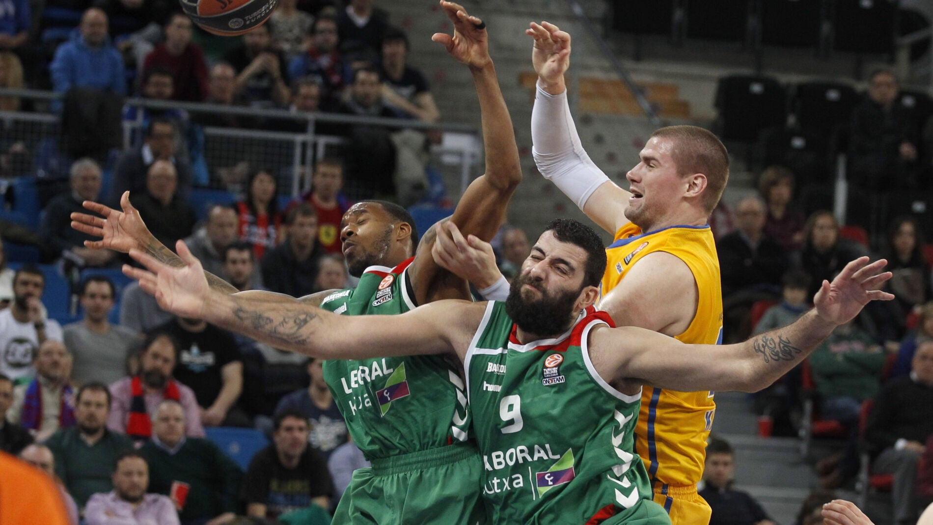 Bourosis, el MVP del partido, peleando por un rebote ante el Khimki