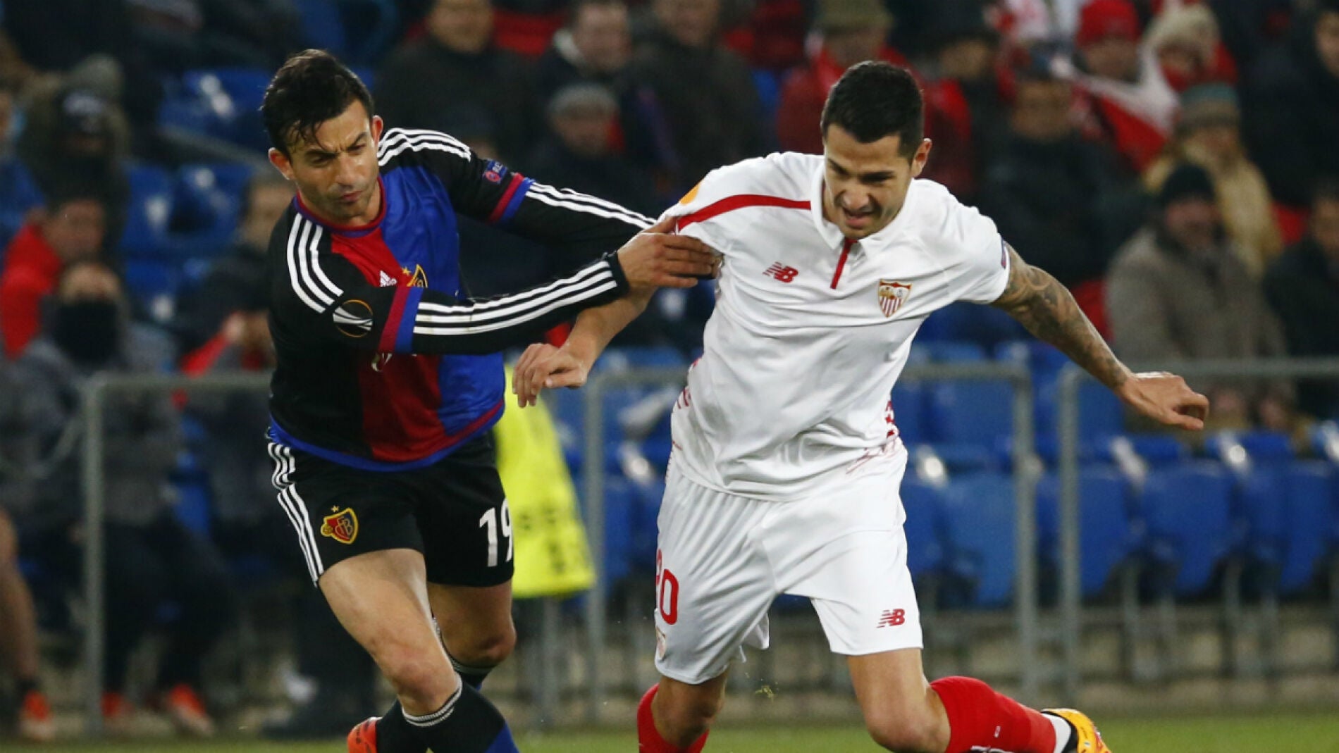 Vitolo intenta conducir el bal&oacute;n ante la presi&oacute;n rival