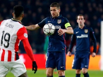 Gabi controlando un balón, durante el PSV - Atlético de Madrid