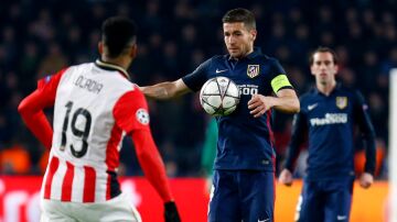 Gabi controlando un balón, durante el PSV - Atlético de Madrid