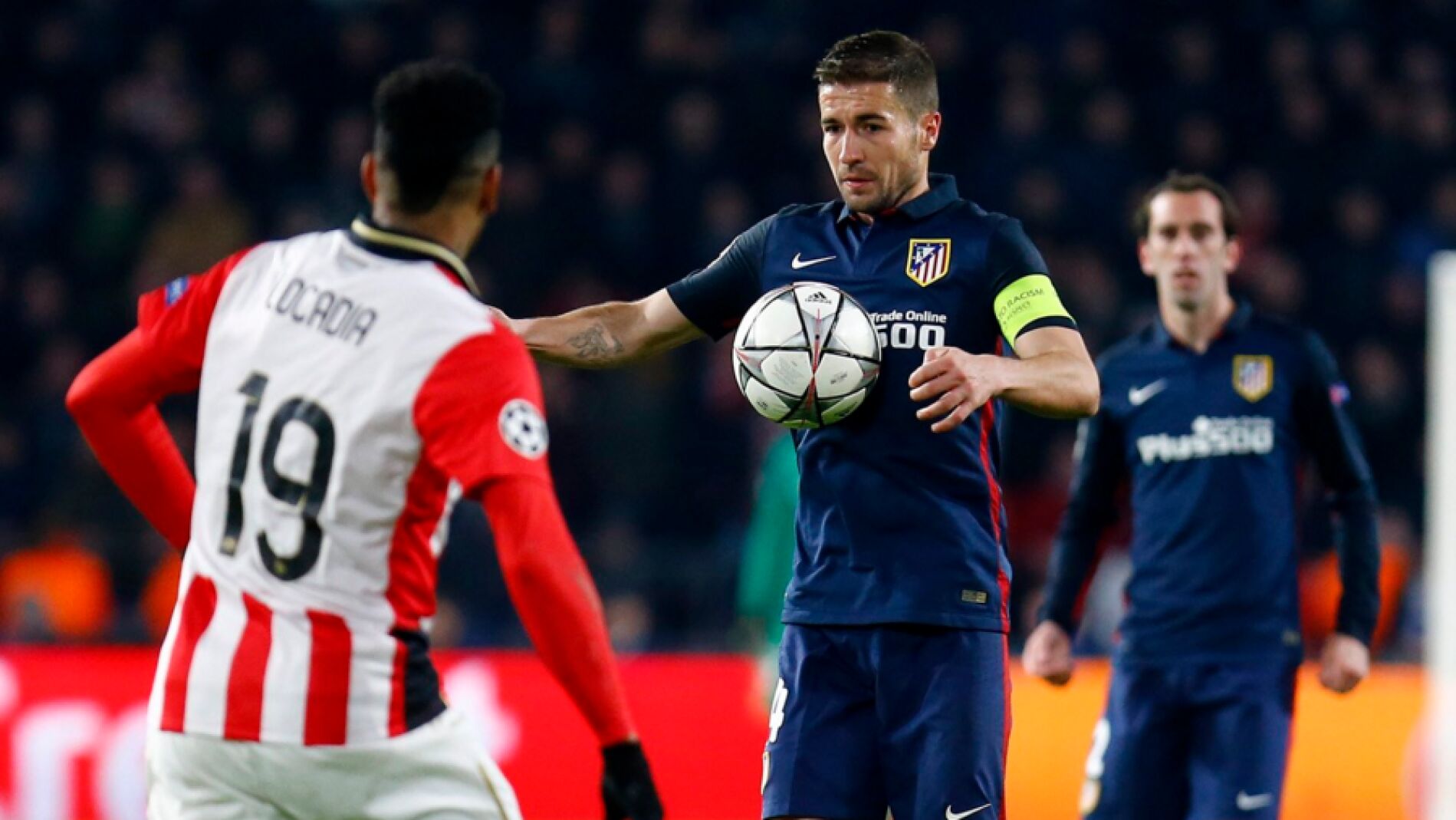 Gabi controlando un bal&oacute;n, durante el PSV - Atl&eacute;tico de Madrid
