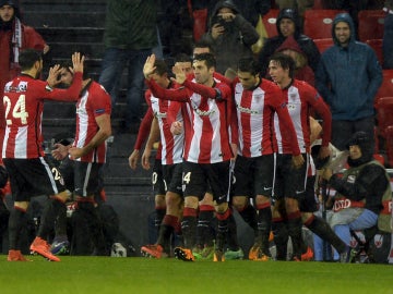 Los jugadores del Athletic de Bilbao celebran el gol de Raúl García