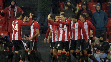 Los jugadores del Athletic de Bilbao celebran el gol de Raúl García