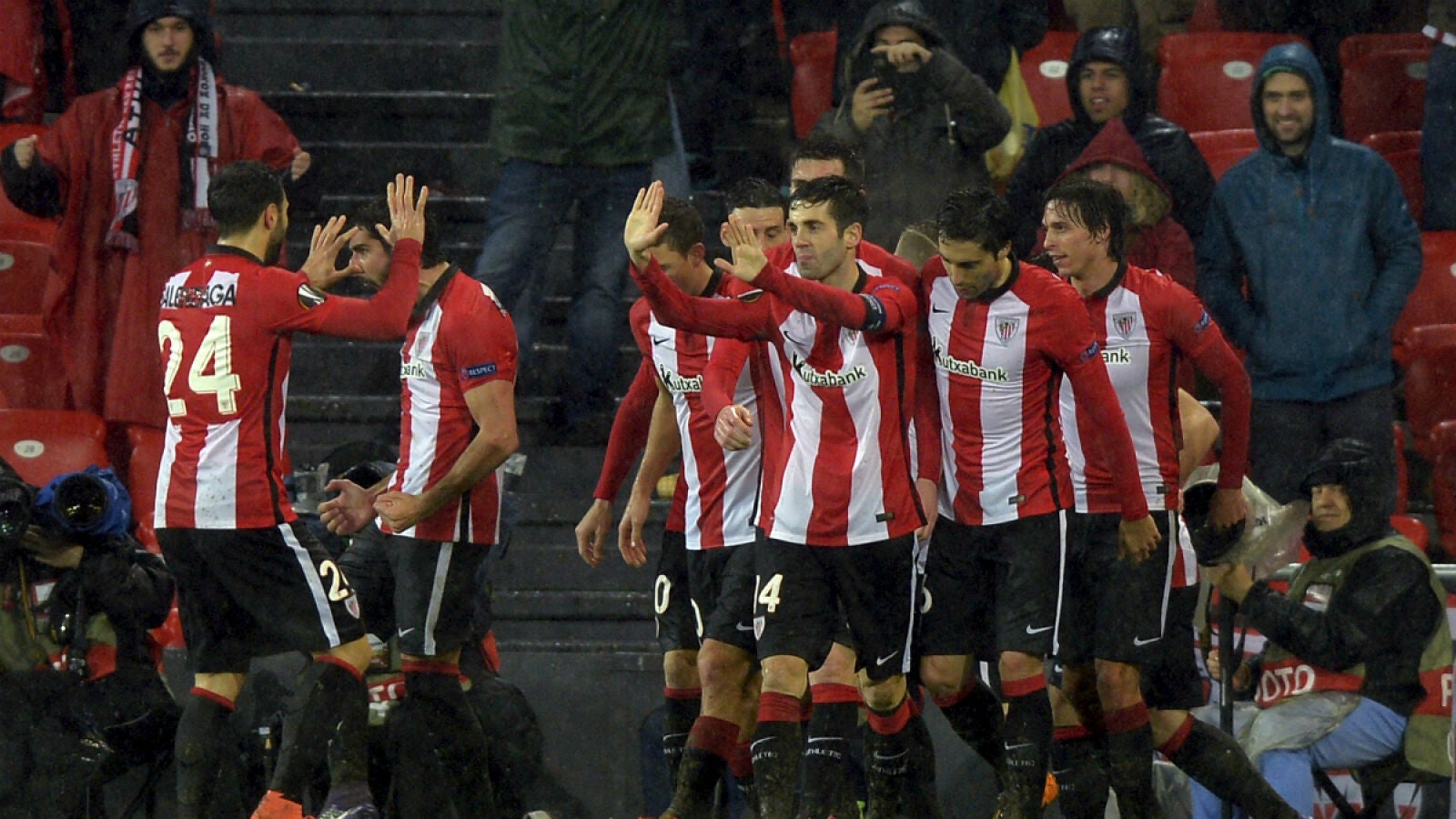 Raúl García da la victoria al Athletic ante el Valencia bajo el diluvio en San Mamés