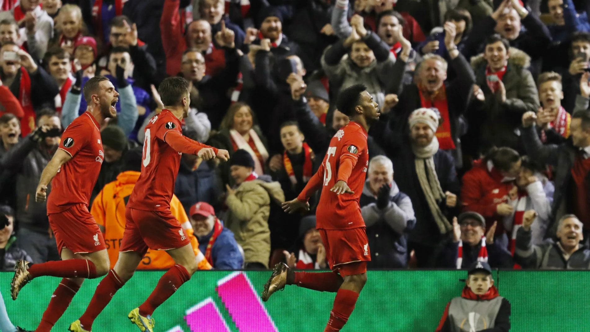 Sturridge celebra su gol de penalti contra el Manchester United Sturridge celebra su gol de penalti contra el Manchester United
