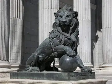 Uno de los leones del Congreso de los Diputados Uno de los leones del Congreso de los Diputados