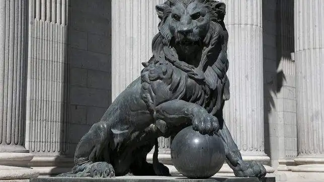 Uno de los leones del Congreso de los Diputados