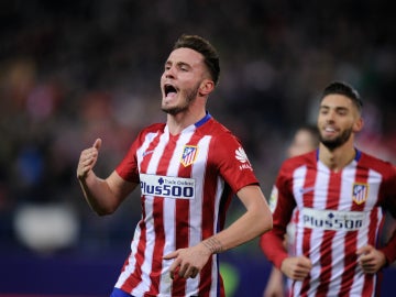 Saúl y Carrasco celebrando un gol en El Calderón