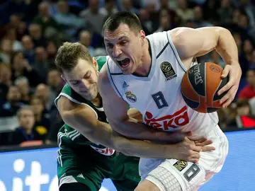 Jonas Maciulis entra a canasta ante la defensa rival Jonas Maciulis entra a canasta ante la defensa rival