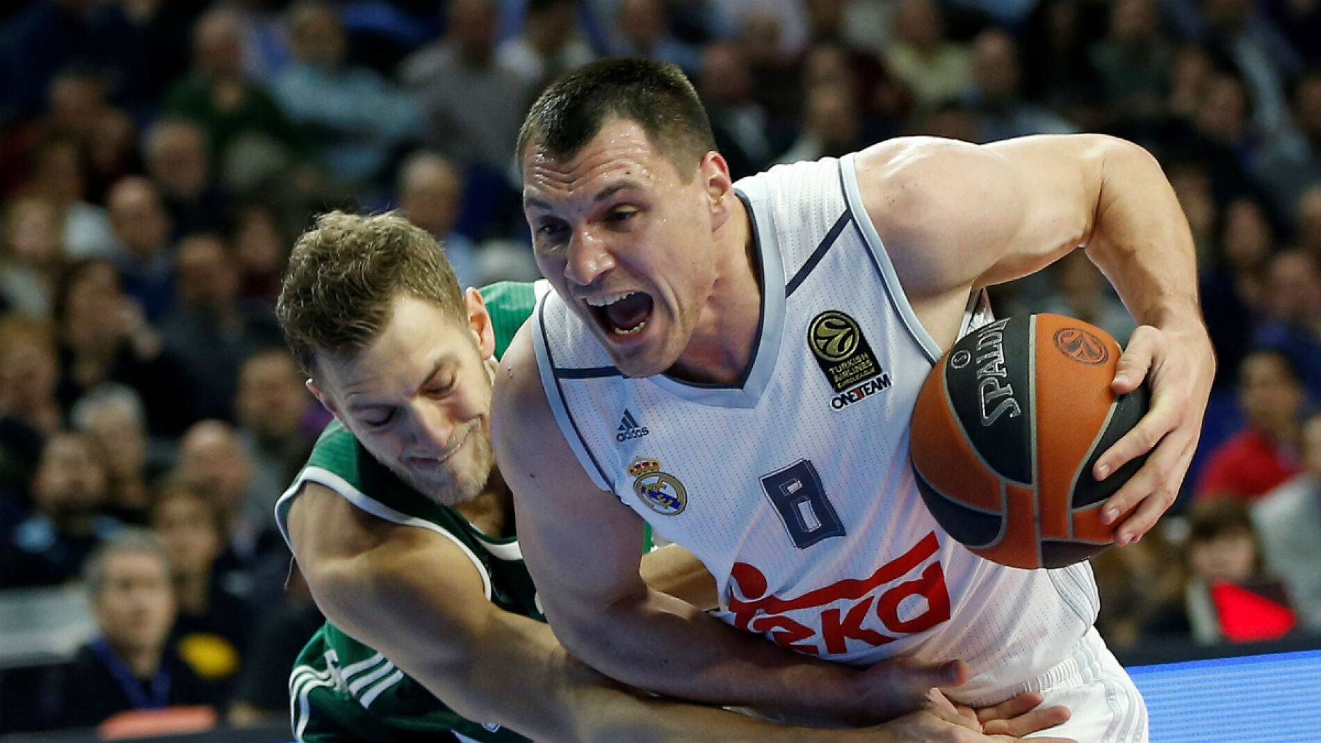 Jonas Maciulis entra a canasta ante la defensa rival