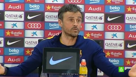 Luis Enrique gesticula durante la rueda de prensa