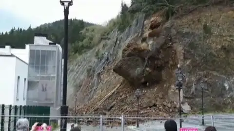 Ya son casi 200 las familias desalojadas de sus casas en Ondarroa por desprendimiento de tierras Ya son casi 200 las familias desalojadas de sus casas en Ondarroa por desprendimiento de tierras