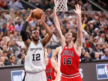 LaMarcus Aldridge intenta lanzar a canasta mientras Gasol le defiende LaMarcus Aldridge intenta lanzar a canasta mientras Gasol le defiende