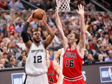 LaMarcus Aldridge intenta lanzar a canasta mientras Gasol le defiende LaMarcus Aldridge intenta lanzar a canasta mientras Gasol le defiende