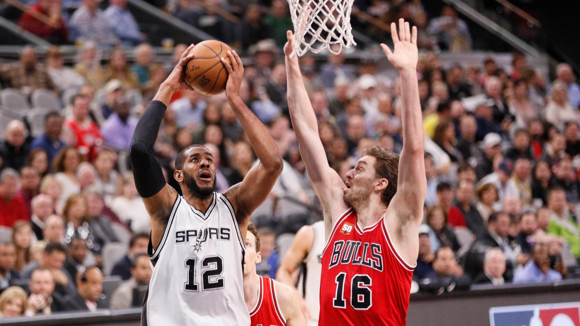 LaMarcus Aldridge intenta lanzar a canasta mientras Gasol le defiende