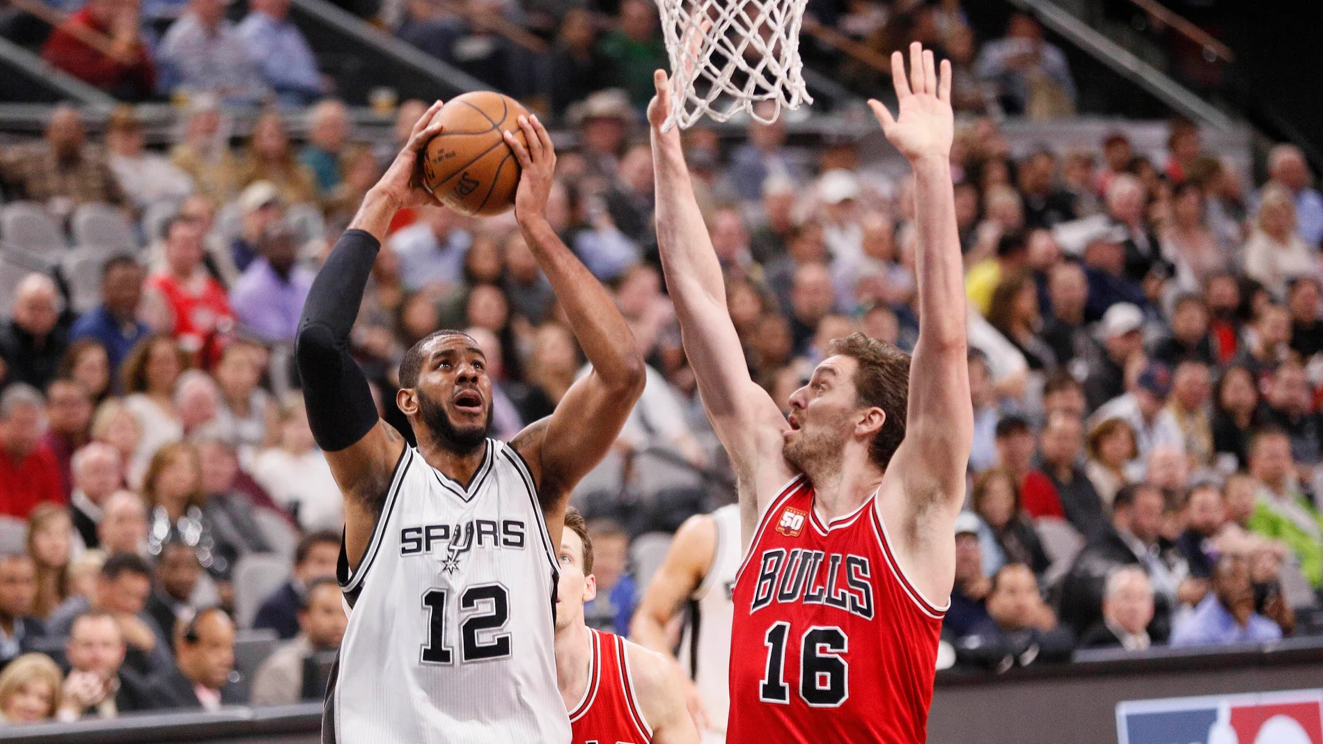 LaMarcus Aldridge intenta lanzar a canasta mientras Gasol le defiende LaMarcus Aldridge intenta lanzar a canasta mientras Gasol le defiende