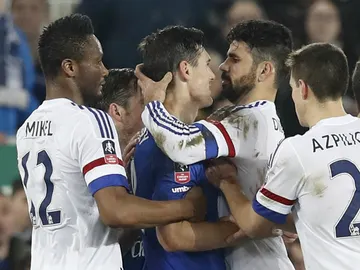 Diego Costa agarra a Barry de la cabeza Diego Costa agarra a Barry de la cabeza