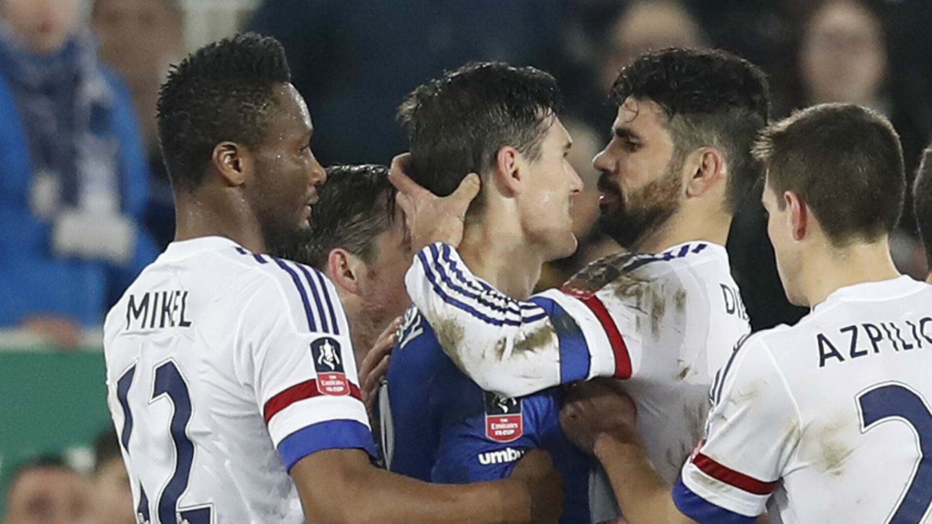 Diego Costa agarra a Barry de la cabeza