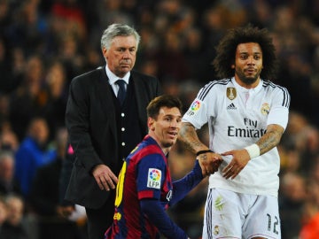 Marcelo ayuda a Messi a levantarse ante la mirada de Ancelotti