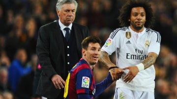 Marcelo ayuda a Messi a levantarse ante la mirada de Ancelotti