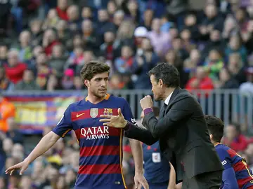 Luis Enrique da instrucciones a Sergi Roberto Luis Enrique da instrucciones a Sergi Roberto