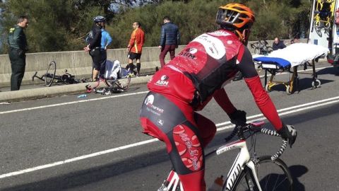 Guardia Civil junto a varios ciclistas en el lugar del atropello