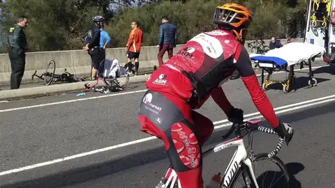 Guardia Civil junto a varios ciclistas en el lugar del atropello Guardia Civil junto a varios ciclistas en el lugar del atropello