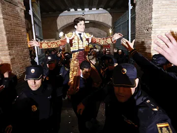 José Garrido, sale a hombros tras cortar dos orejas a su primer astado en la corrida de toros de la Feria de Fallas José Garrido, sale a hombros tras cortar dos orejas a su primer astado en la corrida de toros de la Feria de Fallas