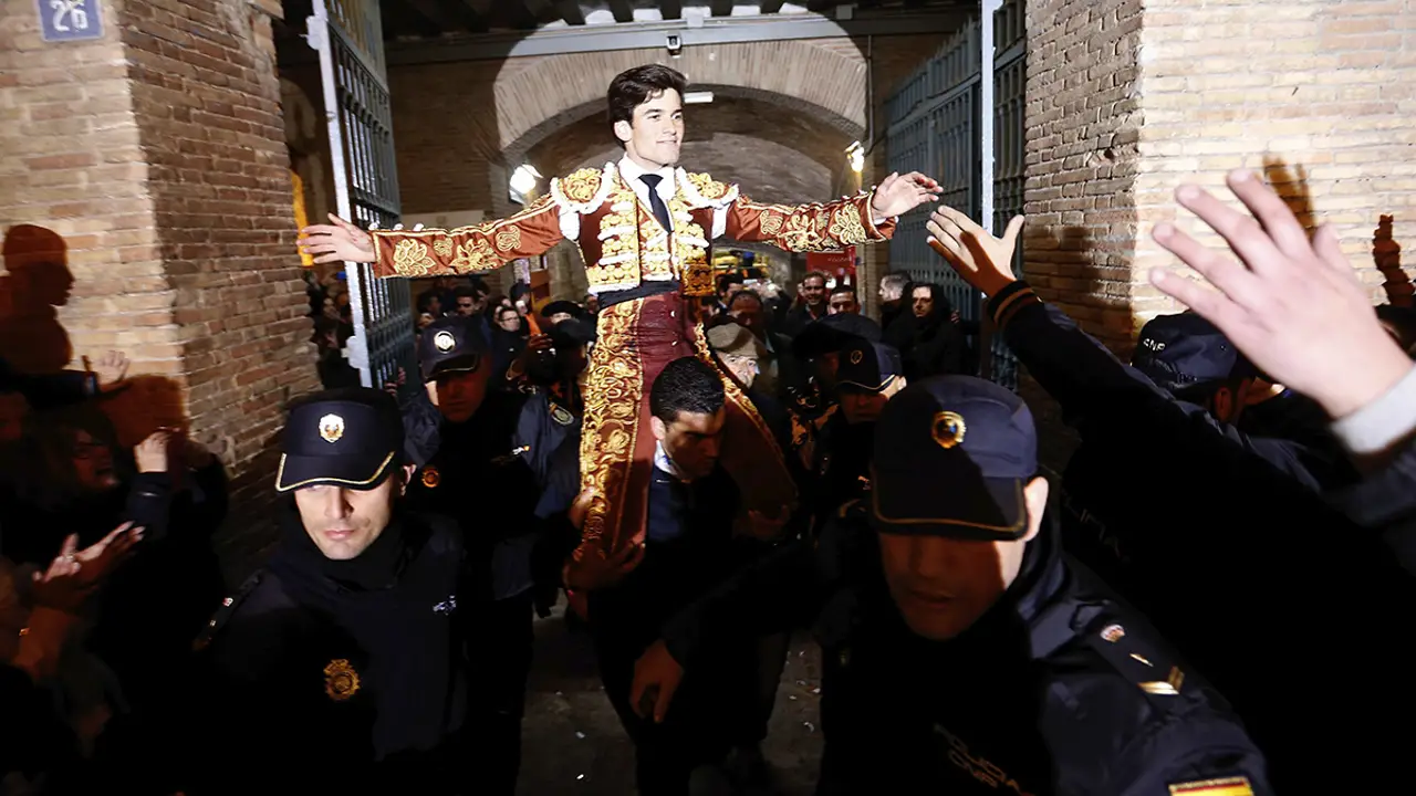 José Garrido, sale a hombros tras cortar dos orejas a su primer astado en la corrida de toros de la Feria de Fallas